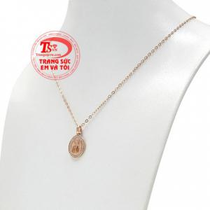 Dù bạn không phải tín đồ của Thiên Chúa cũng có thể lựa chọn bộ trang sức này để thay đổi phong cách. 