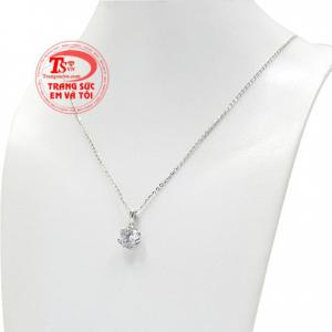 Bộ sản phẩm được chế tác từ vàng tây 10k bền đẹp, sáng bóng.