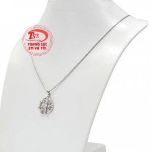 Chế tác từ vàng trắng 10k bền đẹp, sáng bóng.