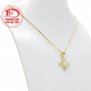 Từng chi tiết kết hợp với các viên đá như đang tỏa sáng giúp cho người đeo trở nên nổi bật.