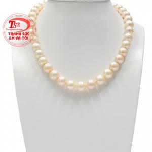 Chuỗi cổ ngọc trai diễm lệ mang đến cho người đeo vẻ đẹp thanh lịch và duyên dáng.