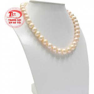 Những viên ngọc trai óng ánh, to tròn tạo nên vẻ quý phái và kiều diễm cho phái đẹp.