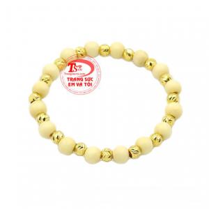 Chuỗi dâu nhỏ xinh cho bé được chế tác tinh tế từ dâu tằm và vàng 10k.