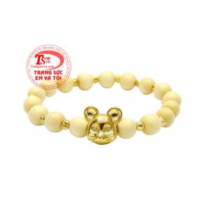 Các hạt dâu tằm được chế tác cách cẩn thận, đem tới cho các bé chiếc vòng tay bền đẹp.