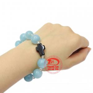 Chuỗi mân côi aquamarine dễ kết hợp với mọi loại trang phục khác nhau