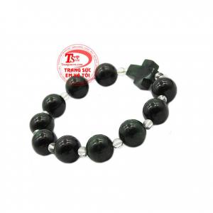 Đeo chuỗi mân côi giúp nhắc nhở việc lần chuỗi hạt để cầu nguyện với Đức Mẹ.