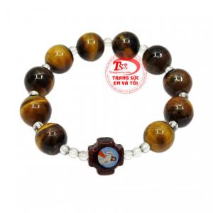 Với người công giáo, việc lần tràng hạt cầu nguyện, dâng lời cầu xin qua Đức Mẹ và Chúa Giê-su.