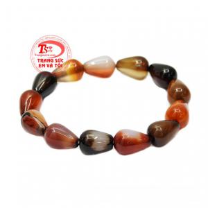 Chuỗi tay mã não đại cát được chế tác kiểu dáng giọt nước độc đáo, vân ngọc sáng bóng.