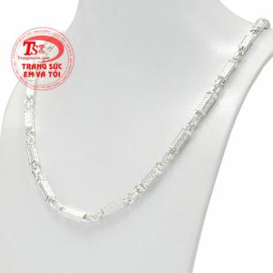 Sản phẩm dễ dàng kết hợp cùng các trang phục.