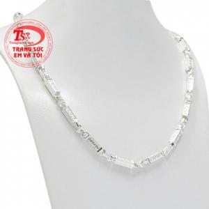 Kiểu dáng nam tính, thiết kế hợp thời trang giúp người dùng thêm tự tin và thể hiện cá tính.