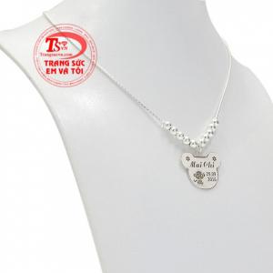  Thiết kế xinh xắn với mặt dây ngộ nghĩnh có thể khắc tên và ngày tháng sinh của bé.