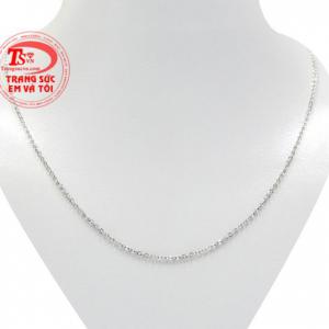 Dây chuyền bạc duyên dáng được chế tác từ bạc 92.5 với kiểu dáng xinh xắn, nữ tính.