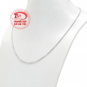 Thiết kế nổi bật với các đường nét phay sáng giúp chiếc dây chuyền trở nên ấn tượng.