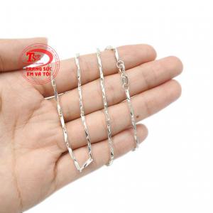 Chính vì vậy mà dây chuyền được rất nhiều chị em yêu thích và lựa chọn.