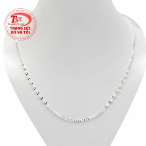 Dây chuyền bạc nữ dễ thương là sự kết hợp từ những chi tiết được chế tác tỉ mỉ, cẩn thận.