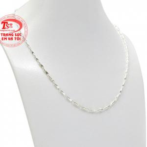 Sản phẩm chế tác tinh tế tạo điểm nhấn giúp người đeo trở nên thu hút hơn.