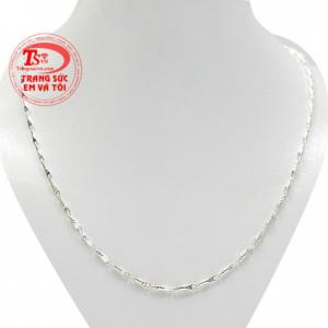 Dây chuyền bạc nữ nổi bật với phong cách cá tính. 