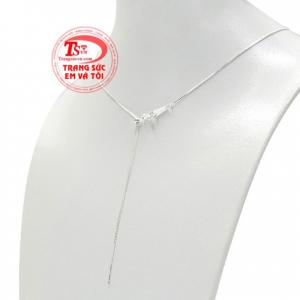 Thiết kế với kiểu dáng trẻ trung, độc đáo, bạn gái có thể đeo thành nhiều kiểu dáng để phù hợp với trang phục.