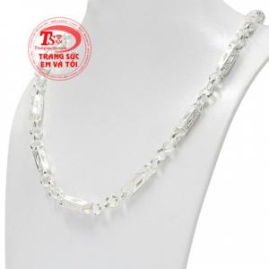 Thiết kế phá cách với các chi tiết được kết hợp hài hòa tạo nên chiếc dây chuyền bạc ấn tượng.