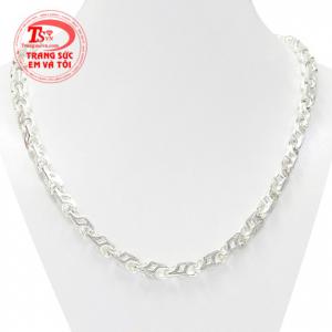 Dây chuyền bạc thương hiệu đem đến cho phái mạnh vẻ trẻ trung, cá tính.