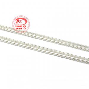Bởi trẻ em có hệ miễn dịch với môi trường còn yếu ớt vì vậy bạc là món trang sức không thể thiếu cho các bé.