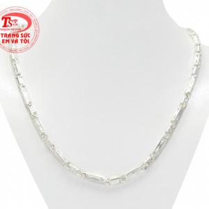 Dây chuyền nam bạc lịch lãm được chế tác đẹp mắt, sáng bóng.
