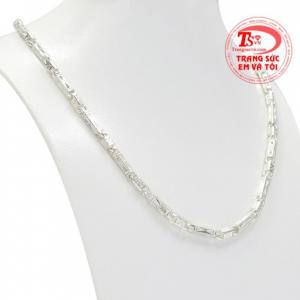 Chiếc dây chuyền này sẽ giúp phái mạnh toát lên thần thái mạnh mẽ và thời trang. 