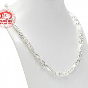 Sản phẩm còn dễ dàng phối hợp với nhiều kiểu trang phục và phong cách thời trang mang lại sự mạnh mẽ, trẻ trung và hiện đại. 