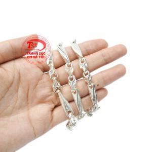 Sản phẩm cũng dễ dàng kết hợp với nhiều phong cách thời trang tạo nên phong cách riêng thu hút ánh nhìn.