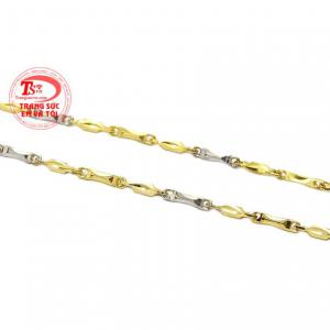 Sản phẩm dễ dàng kết hợp cùng các trang phục và phụ kiện giúp bạn gái thêm nhiều sự lựa chọn. 