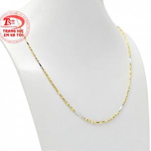 Các nhà thiết kế đã kết hợp khéo léo vàng trắng cùng vàng màu tạo điểm nhấn cho sản phẩm. 