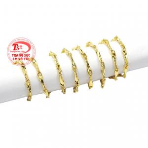 Dây chuyền giúp tôn lên nét đẹp nữ tính của người phụ nữ.