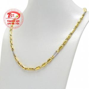 Kết hợp vàng trắng và vàng màu càng khiến cho chiếc dây chuyền thêm phần nổi bật và ấn tượng hơn. 
