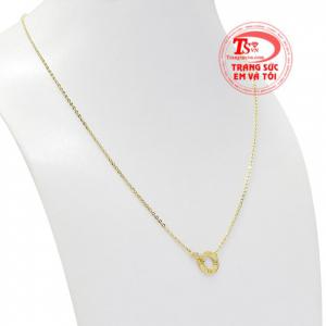 Sản phẩm phù hợp với những cô nàng yêu thích phong cách cá tính nhưng vẫn giữ được nét duyên dáng.