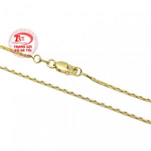 Sản phẩm được chế tác từ vàng tây 18k bền đẹp, sáng bóng.