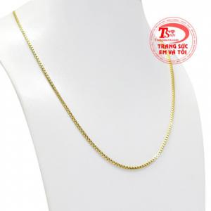 Sản phẩm kết hợp cùng mặt dây chuyền đá quý tôn lên vẻ sang trọng và đẳng cấp cho nữ giới.