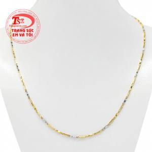 Dây chuyền vàng tây thời trang được chế tác độc đáo và tinh tế mang đến vẻ cá tính cho người đeo. 