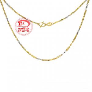 Đeo chiếc dây chuyền vàng sẽ giúp cho người đeo nổi bật và tỏa sáng hơn. 