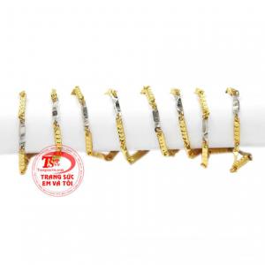 Bởi trang sức vàng sẽ tạo độ sáng trên khuôn mặt người dùng. 