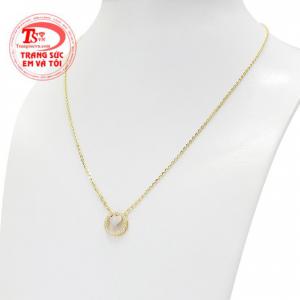 Chiếc dây chuyền này tôn lên vẻ nữ tính mà vô cùng thời trang cho phái đẹp.