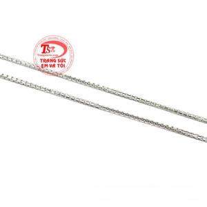 Sản phẩm tôn lên sự nhẹ nhàng, sang trọng và quý phái cho người đeo. 