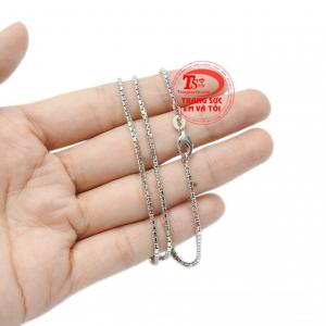 Với kiểu dáng nhỏ xinh, mới lạ sẽ giúp phái đẹp dễ dàng kết hợp với nhiều phong cách thời trang và trang phục.