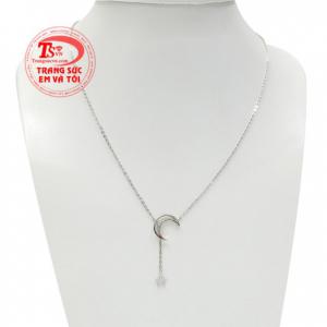 Dây chuyền vàng trắng trăng sao là sự lựa chọn hoàn hảo cho các cô gái yêu thích phong cách nữ tính.