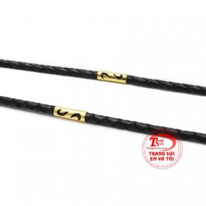 Dây da bọc vàng mang lại vẻ năng động, khỏe khoắn cho phái mạnh.
