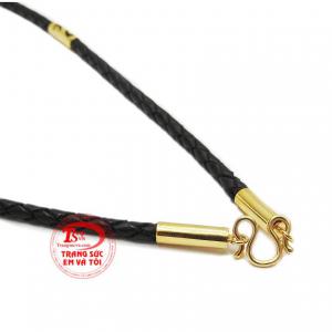 Sản phẩm phù hợp để đeo cùng mặt dây chuyền vàng hoặc mặt dây đá quý. 