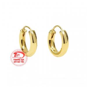 Đôi hoa tai vàng trơn đẹp hiện đang là sản phẩm xu hướng hiện nay.