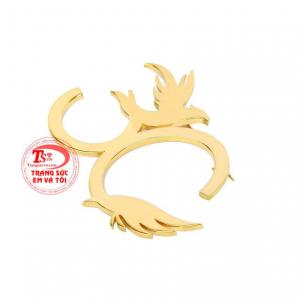 Chế tác bằng chất liệu vàng tây 18k đảm bảo độ bền đẹp, sáng bóng với thời gian.