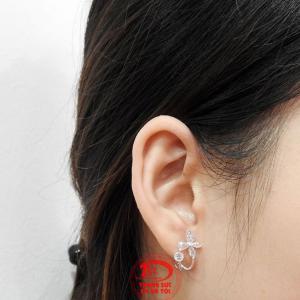 Hoa tai bạc phong cách thời trang mới.