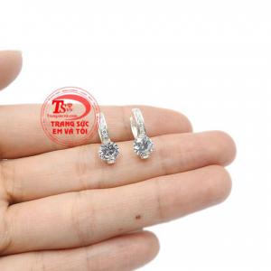 Hoa tai bạc tinh tế gắn đá cz, tạo điểm nhấn cho sản phẩm.