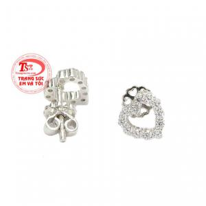 Những viên đá trắng nhỏ lấp lánh kết hợp cùng bạc 92.5 giúp cho đôi hoa tai càng thêm tỏa sáng.
